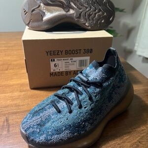 Yeezy 380 covellite size 6.5 like new